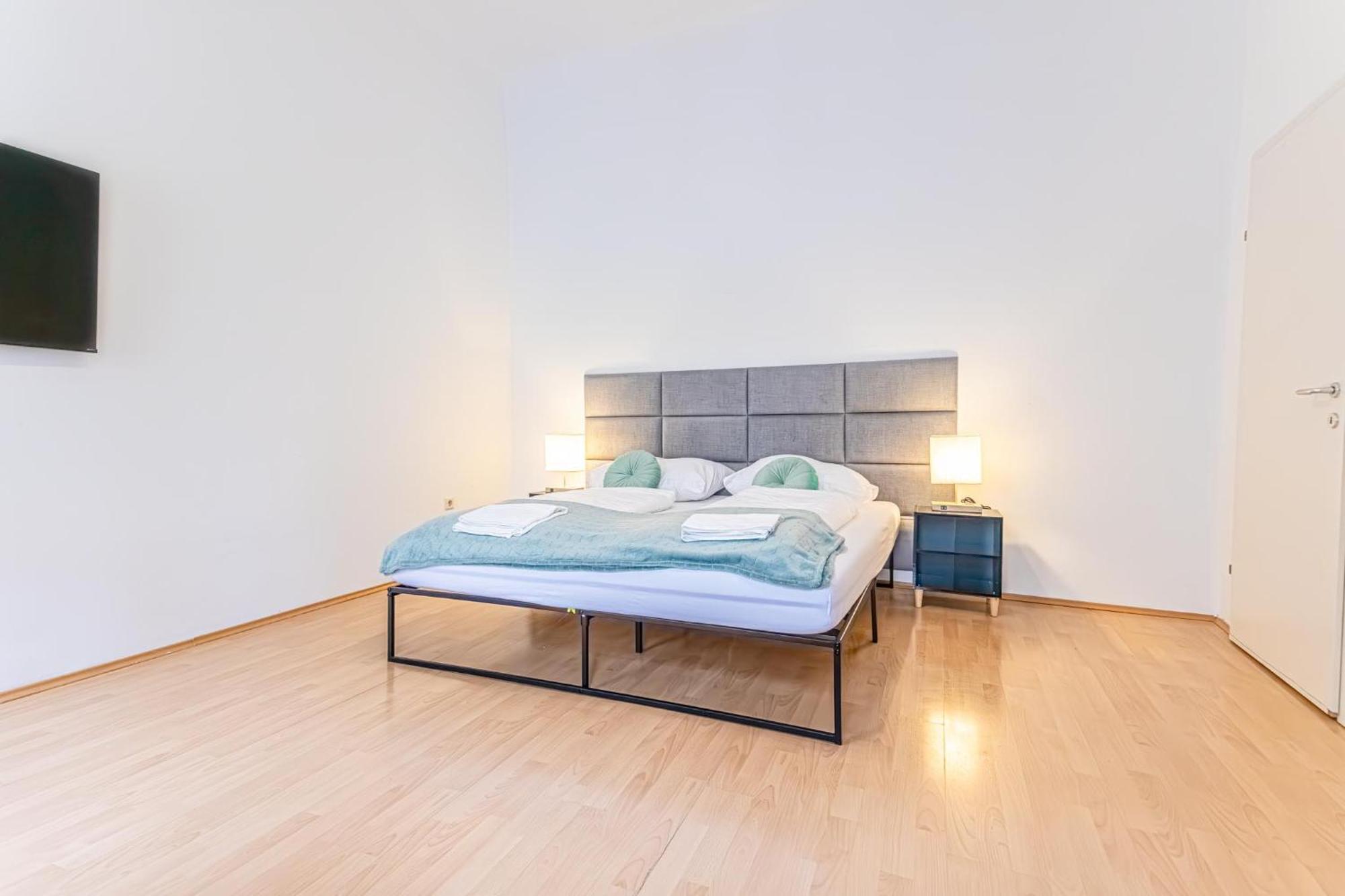 City-Linked 2Br Apartment Near Wiener Stadthalle Exterior photo
